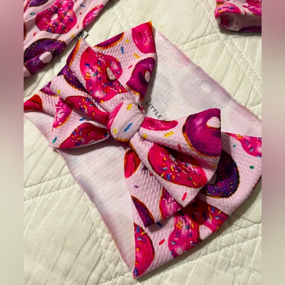 Sprinkle Sprinkle Little Star Ruffle Footie & Matching biggie Bow - Picture 3 of 4